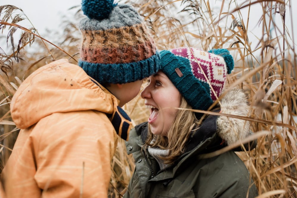 Mor og barn ute som tøyser med hverandre